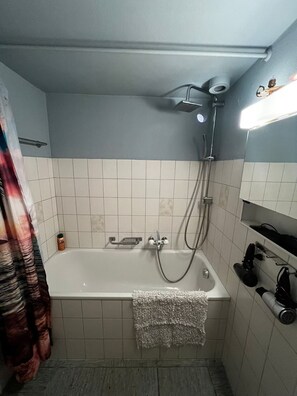 Sèche-cheveux, serviettes fournies, savon, papier toilette