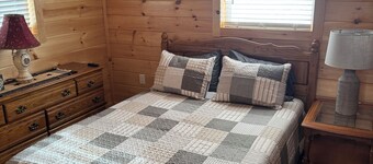 Cozy Northern Maine Cabin -Near Snowmobile-Wifi-Full Kitchen