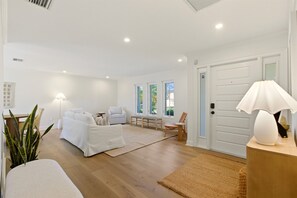 Smart-TV, Kamin, Bücher, Stereoanlage