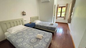 Cortinas blackout, tabla de planchar con plancha y wifi gratis 