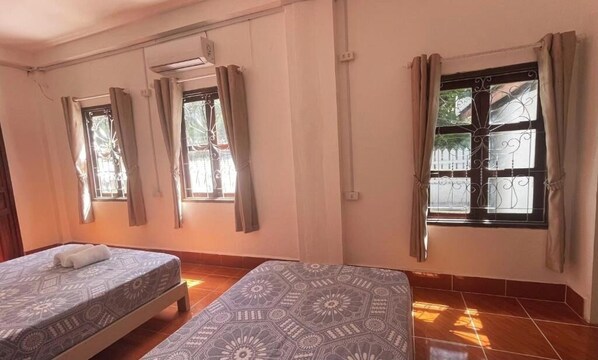 Cortinas blackout, tabla de planchar con plancha y wifi gratis 