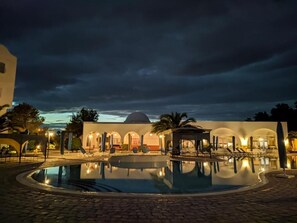 Indoor pool, outdoor pool, pool umbrellas, sun loungers - Hotel L'ecrin Hammamet (Hammamet)