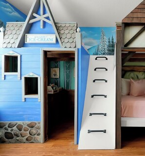 3 bedrooms, iron/ironing board, free WiFi, bed sheets - Private Pool~Baby Ready~Princess Playroom~Waterpark~10 min to Disney (Kissimmee)