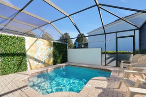 Een buitenzwembad en een verwarmd zwembad