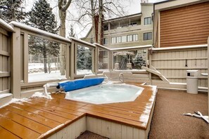 Outdoor spa tub - Beautiful Breck Condo, block from Main and Gondola (Breckenridge)