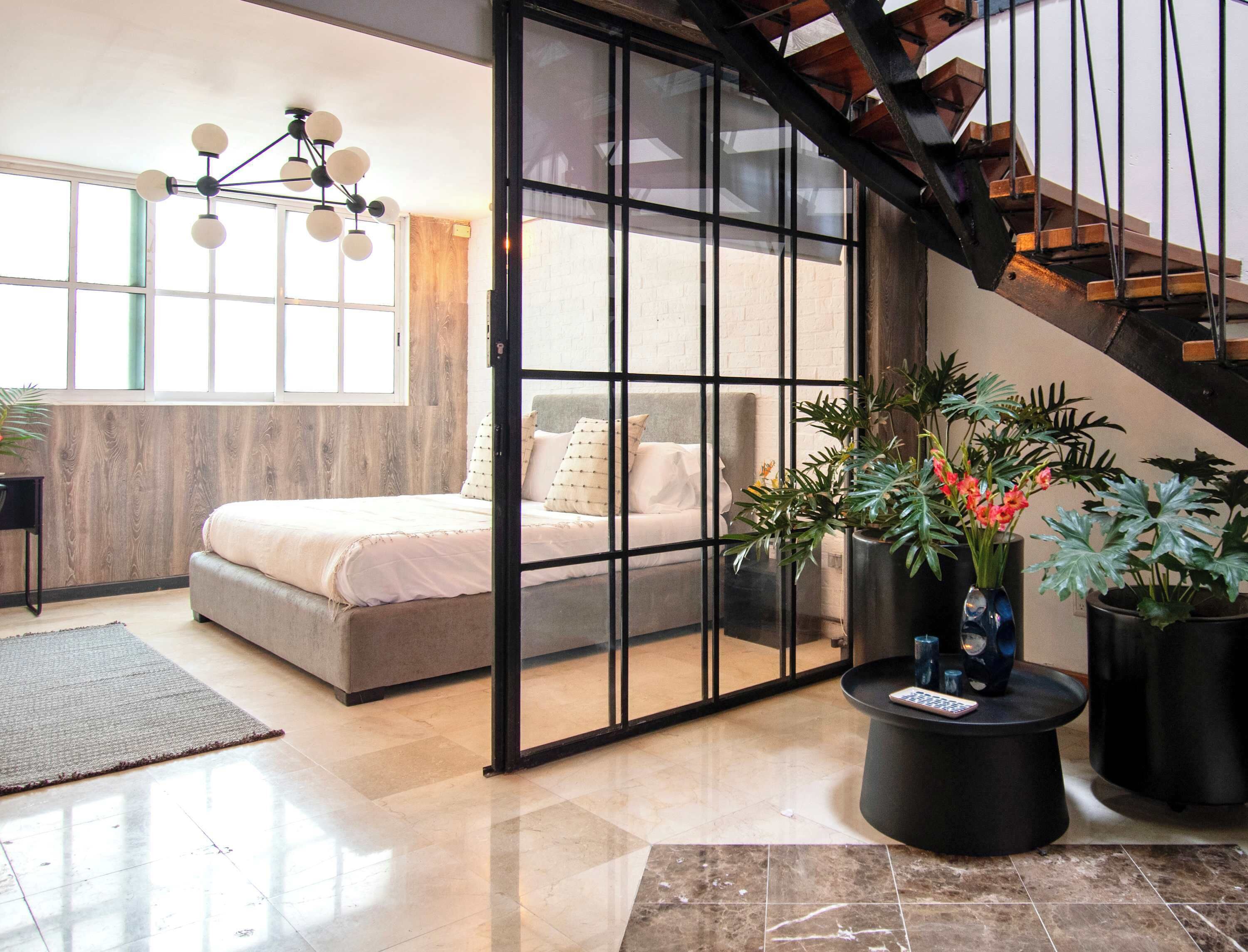 Een strijkplank/strijkijzer, wifi, beddengoed