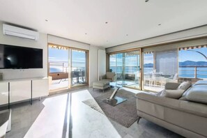 TV - Apartment (Cannes)