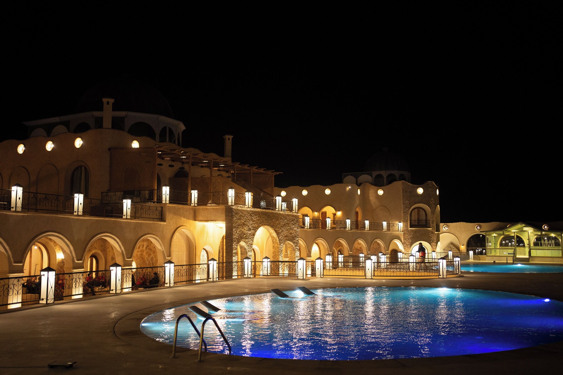 2 outdoor pools