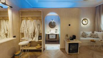 Camera tripla | Minibar con snack e bevande gratuite, una cassaforte in camera