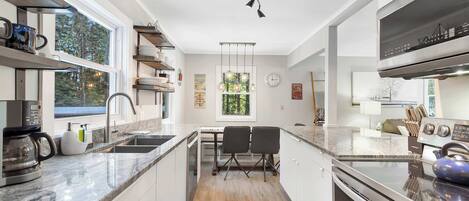 Kylskåp, mikrovågsugn, ugn och spishäll