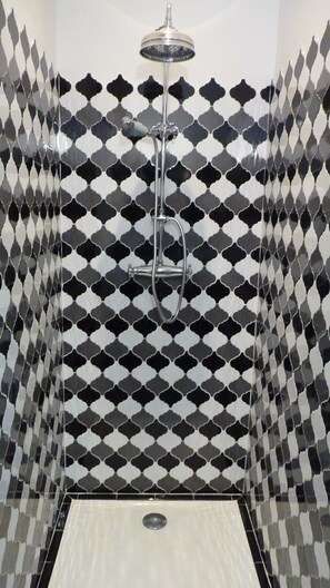 Shower, hair dryer, towels, toilet paper - Between Camargue and Alpilles, 5 minutes from the center of Arles. Ideal for families. (Arles)