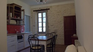 Dining - Between Camargue and Alpilles, 5 minutes from the center of Arles. Ideal for families. (Arles)