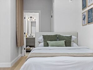 5 bedrooms, iron/ironing board, WiFi, bed sheets