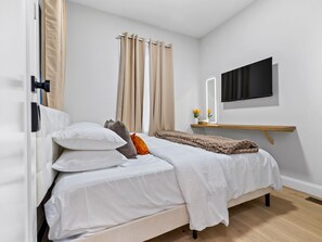 5 bedrooms, iron/ironing board, WiFi, bed sheets
