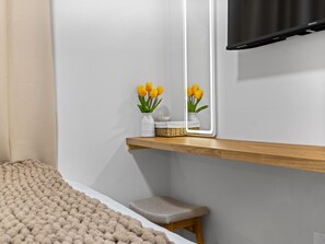 5 bedrooms, iron/ironing board, WiFi, bed sheets