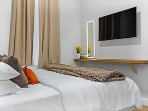 5 bedrooms, iron/ironing board, WiFi, bed sheets