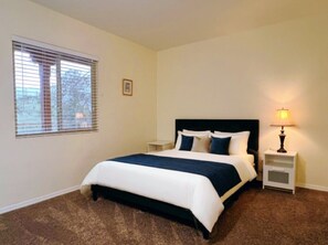 Desk, WiFi, bed sheets - Relaxing Central Tucson Stay with Mountain View (Tucson)