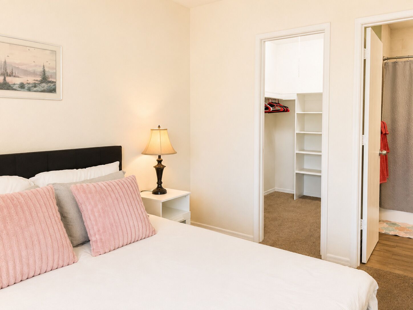 3 bedrooms, desk, WiFi, bed sheets