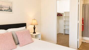 3 bedrooms, desk, WiFi, bed sheets