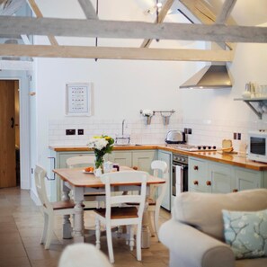 Fridge, microwave, oven, dishwasher - The Dairy, charming countryside stay near the coast (Wareham)