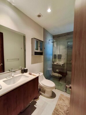 Secadora de cabello, toallas, jabón, papel de baño 