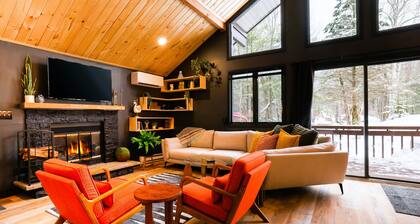 GET LUCKY ON LUPINE! Beautiful 2-bedroom chalet Sauna GamrRm Hottub Lake Harmony