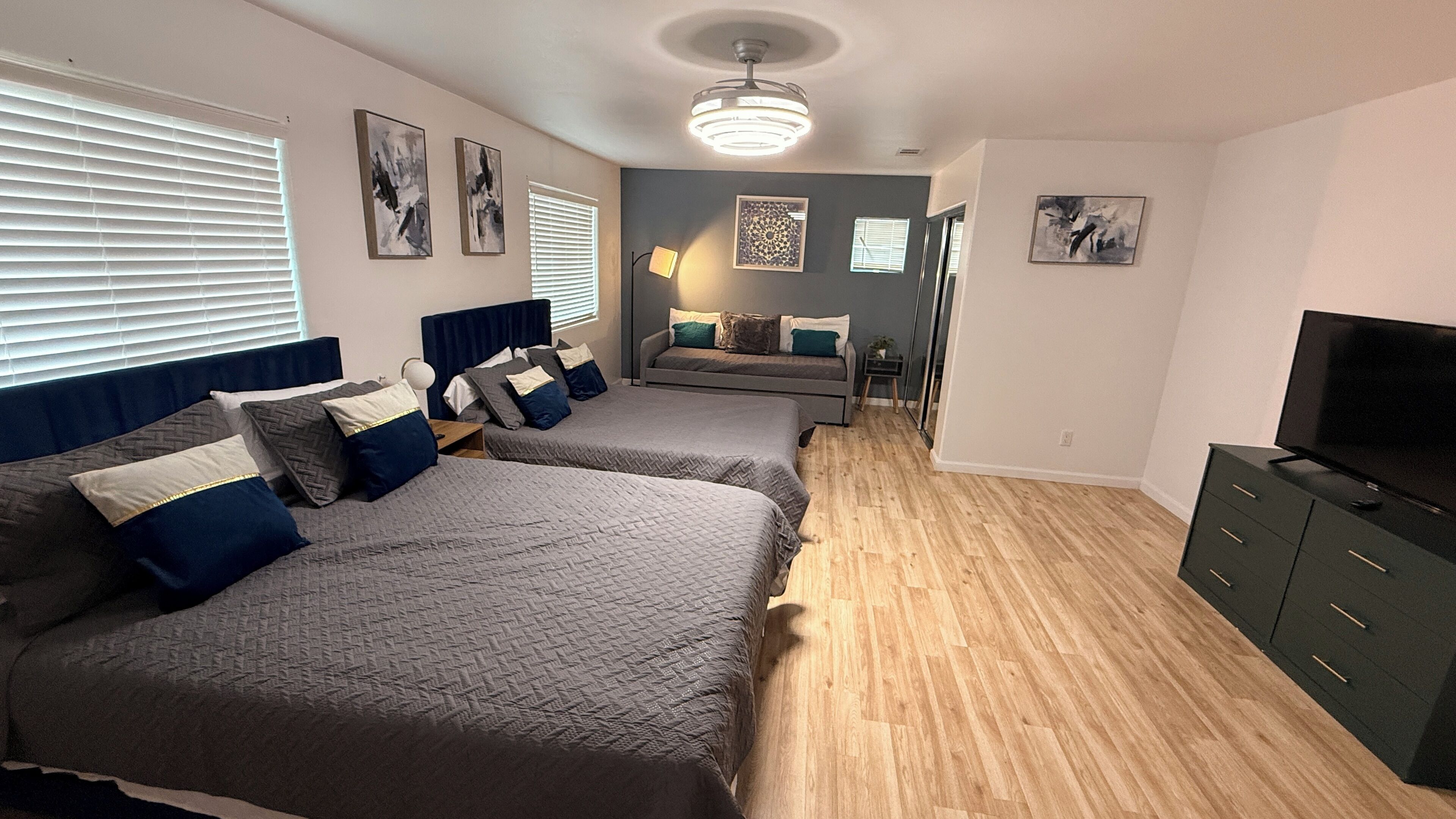 Coffres-forts dans les chambres, fer et planche à repasser