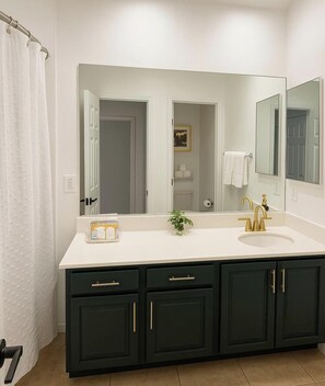 Secador de cabelo, bidê, toalhas de banho, sabonete