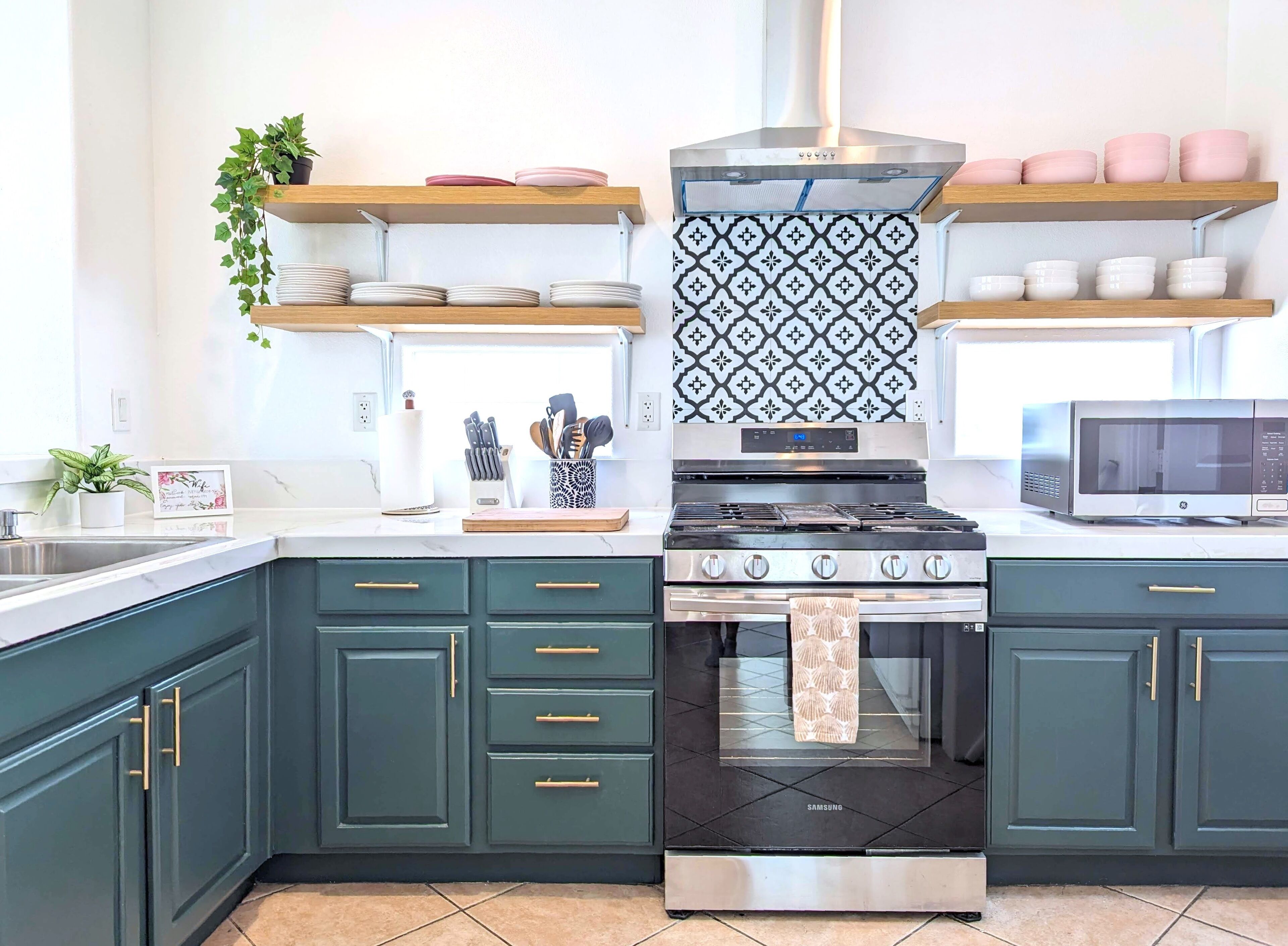 冷蔵庫、電子レンジ、オーブン、コンロ