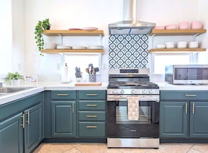 Køleskab, mikrobølgeovn, ovn, kogeplade