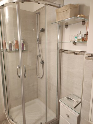 Dusche, Haartrockner, Bidet, Handtücher