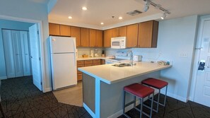 Fridge, microwave, oven, stovetop - Luxurious 2 Bedroom in Worldmark Anaheim Resort (Anaheim)