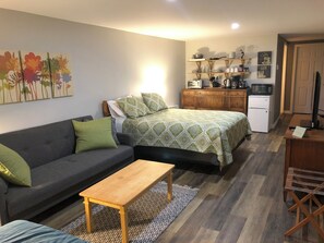 Iron/ironing board, WiFi, bed sheets - Large self-contained room with private entrance. (Riverview)