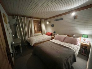 Tabla de planchar con plancha, wifi y ropa de cama 
