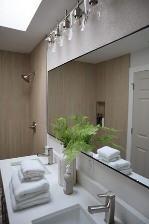 Hair dryer, towels, soap, toilet paper - Coastal Hideaway -  5 Min to the Beach and Big Lanai (Englewood)
