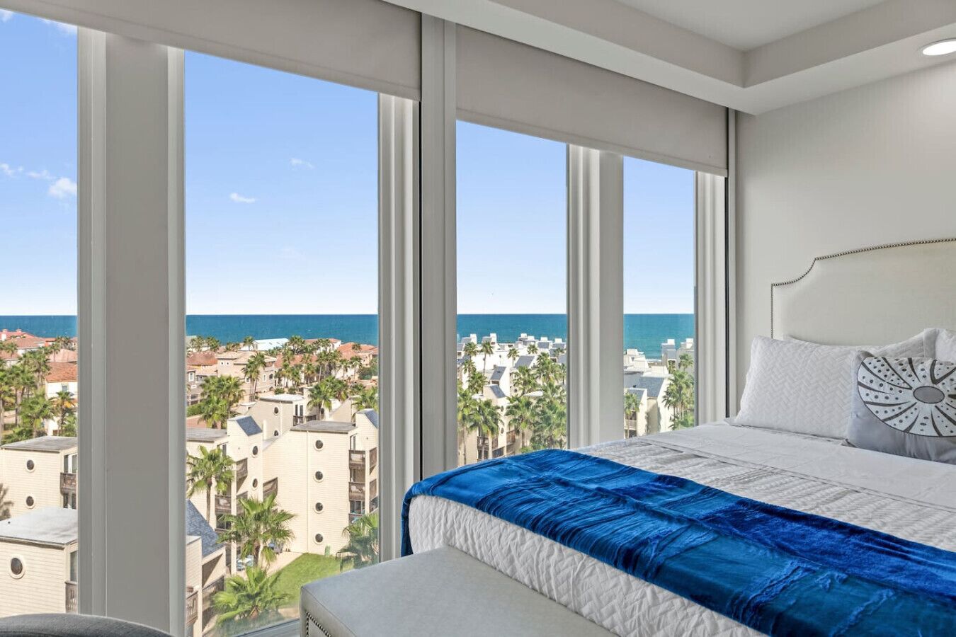 Escritorio, wifi y ropa de cama 