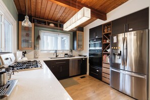 Private kitchen - Stoney Creek 4BR|3BA Nature Oasis | Sauna, Games & Luxe Comfort | Smart TV (Hamilton)