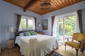 Tabla de planchar con plancha, wifi y ropa de cama 