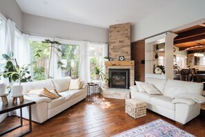 Smart TV - Stoney Creek 4BR|3BA Nature Oasis | Sauna, Games & Luxe Comfort | Smart TV (Hamilton)