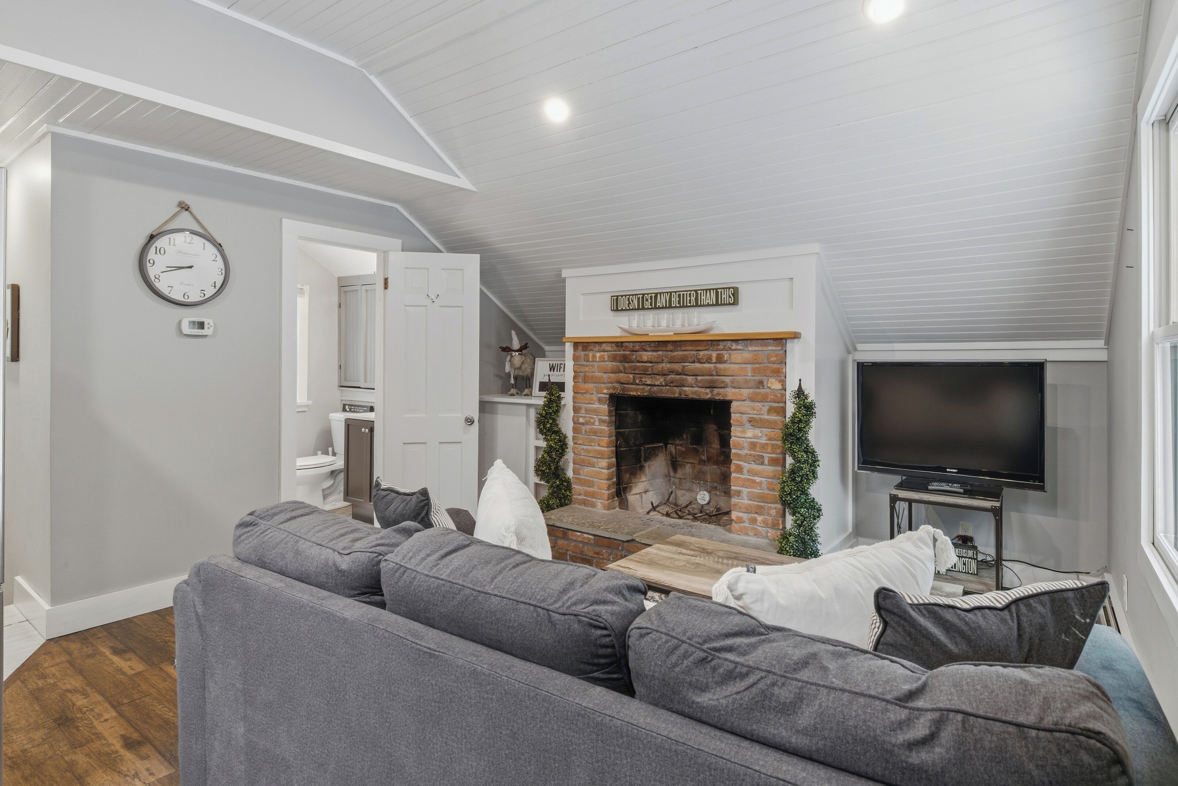 Een smart-tv, tafelvoetbal en een tafeltennistafel