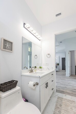 Dusche, Haartrockner, Handtücher, Seife