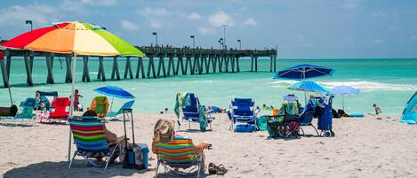 Nær stranden, solsenger og strandhåndklær