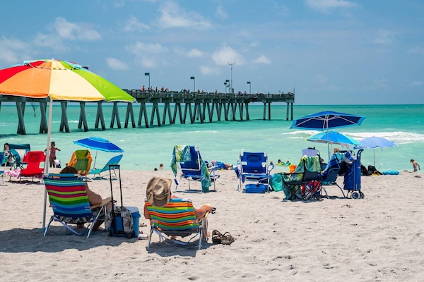 Platja a a prop, gandules de platja i tovalloles de platja