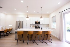 Microwave, oven, stovetop, dishwasher - Luxury Retreat in Reunion w/Private Pool and Hot Tub - Sleeps 10 (Kissimmee)