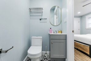 Shower, hair dryer, towels, soap - S. Philly Studio Minutes - Center City Passyunk Sq and More! (Philadelphia)