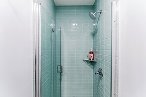 Shower, hair dryer, towels, soap - S. Philly Studio Minutes - Center City Passyunk Sq and More! (Philadelphia)