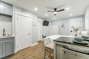 Interior - S. Philly Studio Minutes - Center City Passyunk Sq and More! (Philadelphia)
