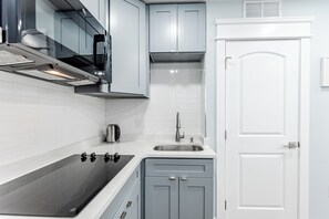 Fridge, microwave, stovetop, cookware/dishes/utensils - S. Philly Studio Minutes - Center City Passyunk Sq and More! (Philadelphia)