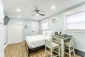 Iron/ironing board, WiFi, bed sheets - S. Philly Studio Minutes - Center City Passyunk Sq and More! (Philadelphia)