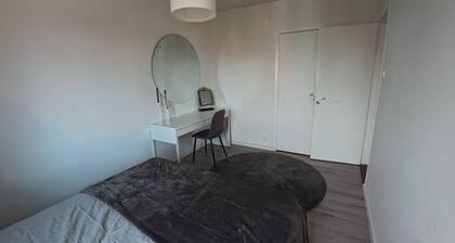 Entire 3 bedroom apartment 10 min from central and 2 min from shops